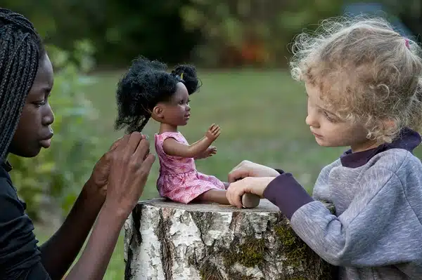 Apprendre en jouant à coiffer les cheveux crépus, frisés des poupées noires et métisses